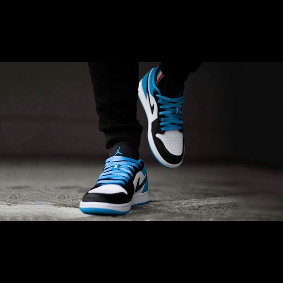 Air Jordan 1 Low Laser Blue CT1564004 Youth Size 6 - Picture 6 of 6